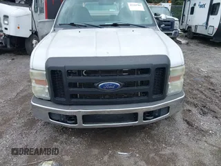 2008 Ford F-350 z VIN 1FDSF30508EB94334, wystawiony jako IAAI lot #42244786 z przebiegiem 279 572 mil mil oraz . Historia ofert i sprzedaży dostępna na DreamBid. Obrazek 6.