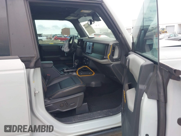 2022 Ford Bronco z VIN 1FMEE5DP3NLB31811, wystawiony jako IAAI lot #42303650 z przebiegiem 43 636 mil mil oraz . Historia ofert i sprzedaży dostępna na DreamBid. Obrazek 5.