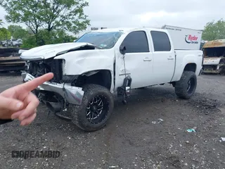 2010 GMC Sierra 1500 SLT z VIN 3GTRKWE35AG157530, wystawiony jako IAAI lot #42200182 z przebiegiem Nie podano mil oraz . Historia ofert i sprzedaży dostępna na DreamBid. Obrazek 16.