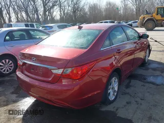 2013 Hyundai Sonata GLS z VIN 5NPEB4AC5DH676923, wystawiony jako IAAI lot #41805315 z przebiegiem 178 563 mil mil oraz . Historia ofert i sprzedaży dostępna na DreamBid. Obrazek 4.