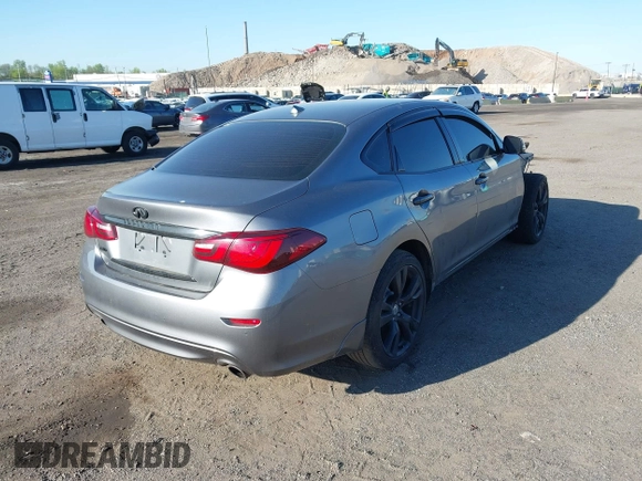 2015 Infiniti Q70 z VIN JN1BY1AR5FM561996, wystawiony jako IAAI lot #42099091 z przebiegiem 115 080 mil mil oraz . Historia ofert i sprzedaży dostępna na DreamBid. Obrazek 4.