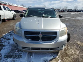 2010 Dodge Caliber SXT z VIN 1B3CB4HA4AD597158, wystawiony jako Copart lot #51757335 z przebiegiem 128 791 mil mil oraz Czysty tytuł • Clean title. Historia ofert i sprzedaży dostępna na DreamBid. Obrazek 5.