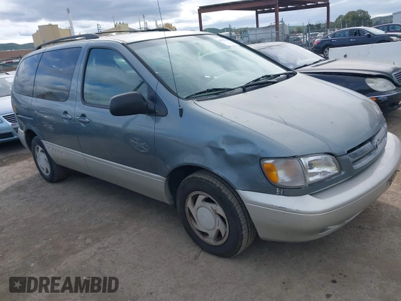 1999 Toyota Sienna LE with VIN 4T3ZF13C2XU136847, listed as a IAAI auction lot 41663608 with 178,581 mi miles. Bid and sale history available at carsss.com. Image 1.