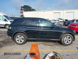 2018 Mercedes-Benz GLC 300 with VIN WDC0G4JB8JV086823, listed as a IAAI auction lot 42338203 with 114,000 mi miles and . Bid and sale history available at DreamBid. Image 13.