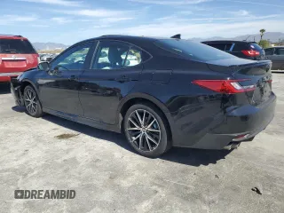 2025 Toyota Camry LE z VIN 4T1DAACK8SU101697, wystawiony jako Copart lot #47858965 z przebiegiem 8 897 mil mil oraz Szkoda całkowita • Salvage title. Historia ofert i sprzedaży dostępna na DreamBid. Obrazek 2.