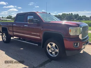 2015 GMC Sierra 2500HD Denali z VIN 1GT120E88FF102231, wystawiony jako Copart lot #60239065 z przebiegiem 305 655 mil mil oraz Czysty tytuł • Clean title. Historia ofert i sprzedaży dostępna na DreamBid. Obrazek 1.