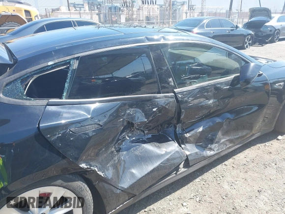 2014 Tesla Model S 60 z VIN 5YJSA1H13EFP42250, wystawiony jako IAAI lot #42267590 z przebiegiem 196 142 mil mil oraz . Historia ofert i sprzedaży dostępna na DreamBid. Obrazek 6.
