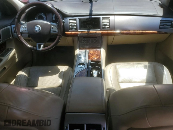 2009 Jaguar XF Premium Luxury z VIN SAJWA06B59HR02336, wystawiony jako Copart lot #60356295 z przebiegiem 113 535 mil mil oraz Czysty tytuł • Clean title. Historia ofert i sprzedaży dostępna na DreamBid. Obrazek 8.