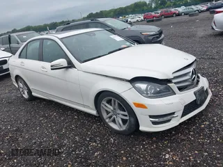 2012 Mercedes-Benz C 300 Sport z VIN WDDGF8BB7CR240081, wystawiony jako IAAI lot #42654194 z przebiegiem 50 428 mil mil oraz . Historia ofert i sprzedaży dostępna na DreamBid. Obrazek 1.