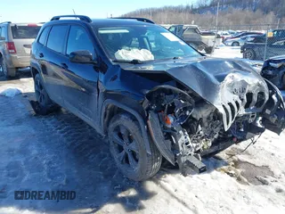 2018 Jeep Cherokee Latitude z VIN 1C4PJMCB1JD548406, wystawiony jako IAAI lot #41445348 z przebiegiem 95 638 mil mil oraz . Historia ofert i sprzedaży dostępna na DreamBid. Obrazek 1.