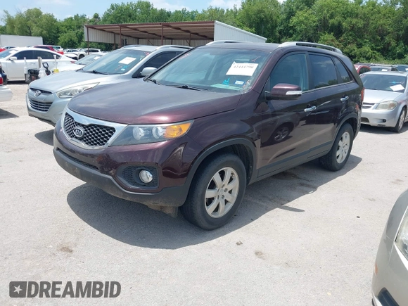 2012 Kia Sorento LX z VIN 5XYKT4A69CG257313, wystawiony jako IAAI lot #42444790 z przebiegiem 125 537 mil mil oraz . Historia ofert i sprzedaży dostępna na DreamBid. Obrazek 2.