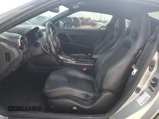 2017 Nissan GT-R Premium z VIN JN1AR5EF4HM820593, wystawiony jako Copart lot #73290464 z przebiegiem 13 339 mil mil oraz Szkoda całkowita • Salvage title. Historia ofert i sprzedaży dostępna na DreamBid. Obrazek 7.