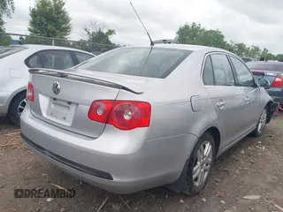 2007 Volkswagen Jetta Wolfsburg Edition z VIN 3VWEF71K77M166713, wystawiony jako IAAI lot #42746458 z przebiegiem 214 241 mil mil oraz . Historia ofert i sprzedaży dostępna na DreamBid. Obrazek 4.