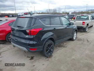 2019 Ford Escape SE z VIN 1FMCU9GD1KUA45891, wystawiony jako IAAI lot #41982627 z przebiegiem 97 546 mil mil oraz . Historia ofert i sprzedaży dostępna na DreamBid. Obrazek 4.
