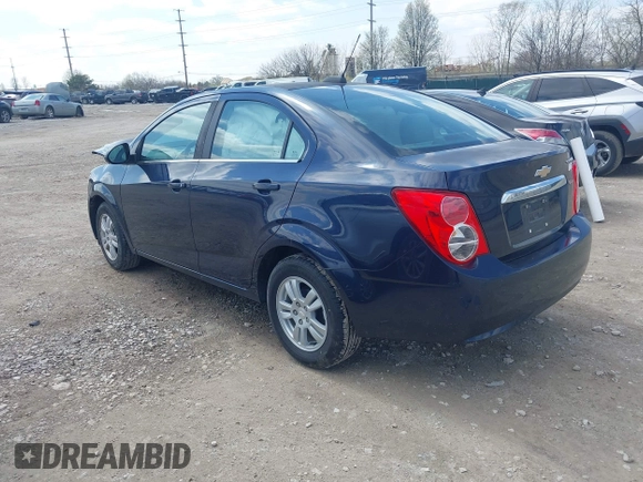 2016 Chevrolet Sonic LT z VIN 1G1JC5SB3G4101181, wystawiony jako IAAI lot #41910663 z przebiegiem 98 018 mil mil oraz . Historia ofert i sprzedaży dostępna na DreamBid. Obrazek 3.