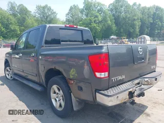 2006 Nissan Titan LE z VIN 1N6AA07B76N512436, wystawiony jako IAAI lot #42447569 z przebiegiem 152 215 mil mil oraz . Historia ofert i sprzedaży dostępna na DreamBid. Obrazek 3.