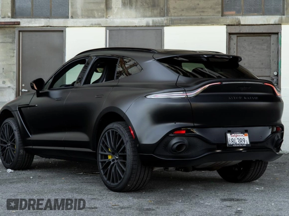2022 Aston Martin DBX z VIN SD7VUJAW9NTV05320, wystawiony jako Copart lot #60103705 z przebiegiem 9 231 mil mil oraz Szkoda całkowita • Salvage title. Historia ofert i sprzedaży dostępna na DreamBid. Obrazek 4.