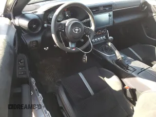 2024 Toyota 86 Premium z VIN JF1ZNBE15R9755858, wystawiony jako Copart lot #55677285 z przebiegiem 4 291 mil mil oraz Szkoda całkowita • Salvage title. Historia ofert i sprzedaży dostępna na DreamBid. Obrazek 8.
