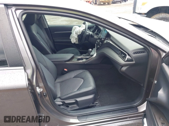 2023 Toyota Camry SE z VIN 4T1T11AK8PU802097, wystawiony jako IAAI lot #42389754 z przebiegiem 19 732 mil mil oraz . Historia ofert i sprzedaży dostępna na DreamBid. Obrazek 5.