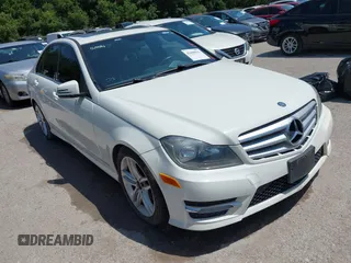 2012 Mercedes-Benz C 300 Sport z VIN WDDGF8BB3CR195687, wystawiony jako IAAI lot #42498941 z przebiegiem 195 687 mil mil oraz . Historia ofert i sprzedaży dostępna na DreamBid. Obrazek 1.
