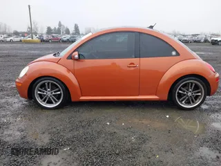 2010 Volkswagen New Beetle Coupe with VIN 3VWRG3AG3AM024689, listed as a IAAI auction lot 41037756 with 102,180 mi miles. Bid and sale history available at carsss.com. Image 14.