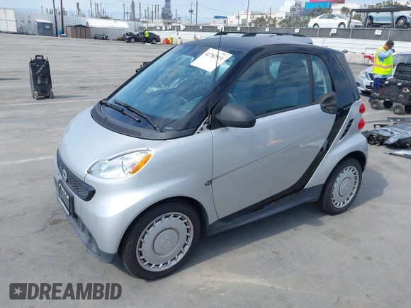 2015 Smart fortwo Passion z VIN WMEEJ3BA9FK800109, wystawiony jako IAAI lot #42782911 z przebiegiem 71 534 mil mil oraz . Historia ofert i sprzedaży dostępna na DreamBid. Obrazek 2.
