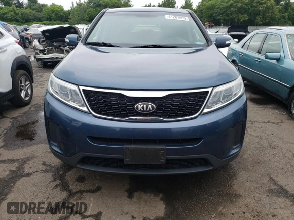 2014 Kia Sorento LX z VIN 5XYKT3A61EG477686, wystawiony jako Copart lot #61287665 z przebiegiem 102 851 mil mil oraz Czysty tytuł • Clean title. Historia ofert i sprzedaży dostępna na DreamBid. Obrazek 5.