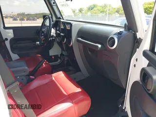 2010 Jeep Wrangler z VIN 1J4HB5H16AL186600, wystawiony jako IAAI lot #42147992 z przebiegiem 134 717 mil mil oraz . Historia ofert i sprzedaży dostępna na DreamBid. Obrazek 5.