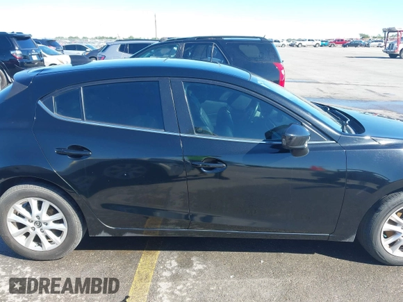 2014 Mazda 3 i Grand Touring z VIN JM1BM1M78E1159912, wystawiony jako IAAI lot #42079661 z przebiegiem 105 039 mil mil oraz . Historia ofert i sprzedaży dostępna na DreamBid. Obrazek 14.