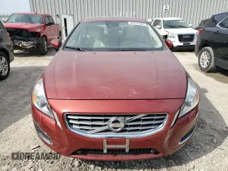 2013 Volvo S60 T5 z VIN YV1612FH0D2186739, wystawiony jako Copart lot #54412185 z przebiegiem 66 002 mil mil oraz Czysty tytuł • Clean title. Historia ofert i sprzedaży dostępna na DreamBid. Obrazek 5.