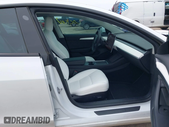 2022 Tesla Model 3 Long Range z VIN 5YJ3E1EB7NF241075, wystawiony jako IAAI lot #42217269 z przebiegiem 28 856 mil mil oraz . Historia ofert i sprzedaży dostępna na DreamBid. Obrazek 5.