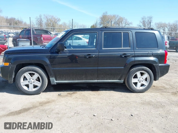 2010 Jeep Patriot Sport z VIN 1J4NF2GB1AD593170, wystawiony jako IAAI lot #41908056 z przebiegiem 104 255 mil mil oraz . Historia ofert i sprzedaży dostępna na DreamBid. Obrazek 15.