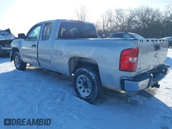 2010 Chevrolet Silverado 1500 LS with VIN 1GCSCREA8AZ275862, listed as a IAAI auction lot 41621090 with 280,598 mi miles. Bid and sale history available at carsss.com. Image 3.