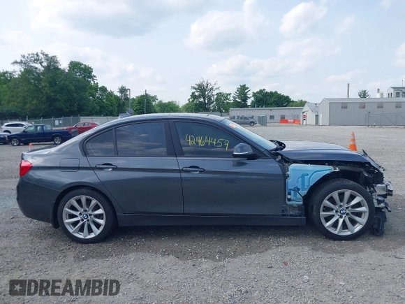 2018 BMW 3 Series 320i xDrive z VIN WBA8A3C55JA358857, wystawiony jako IAAI lot #42464459 z przebiegiem 72 068 mil mil oraz . Historia ofert i sprzedaży dostępna na DreamBid. Obrazek 14.