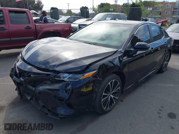 2018 Toyota Camry LE z VIN 4T1B11HK2JU002873, wystawiony jako IAAI lot #41637537 z przebiegiem 136 950 mil mil oraz . Historia ofert i sprzedaży dostępna na DreamBid. Obrazek 17.