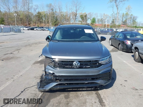 2024 Volkswagen Tiguan SE R-Line Black z VIN 3VV8B7AX0RM231879, wystawiony jako IAAI lot #41924255 z przebiegiem 1 098 mil mil oraz . Historia ofert i sprzedaży dostępna na DreamBid. Obrazek 13.