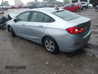 2017 Chevrolet Cruze LS z VIN 1G1BC5SM0H7158444, wystawiony jako IAAI lot #42224131 z przebiegiem 95 547 mil mil oraz . Historia ofert i sprzedaży dostępna na DreamBid. Obrazek 3.