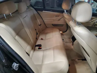 2015 BMW 5 Series 528i z VIN WBA5A5C59FD512538, wystawiony jako Copart lot #53160655 z przebiegiem 122 980 mil mil oraz Czysty tytuł • Clean title. Historia ofert i sprzedaży dostępna na DreamBid. Obrazek 10.