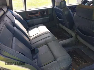 1989 Cadillac DeVille z VIN 1G6CD5159K4342392, wystawiony jako IAAI lot #42451638 z przebiegiem 162 687 mil mil oraz . Historia ofert i sprzedaży dostępna na DreamBid. Obrazek 8.