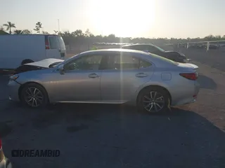 2016 Lexus ES 300h z VIN JTHBW1GG7G2115384, wystawiony jako IAAI lot #42103591 z przebiegiem 86 598 mil mil oraz . Historia ofert i sprzedaży dostępna na DreamBid. Obrazek 14.