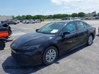 2025 Toyota Camry LE z VIN 4T1DAACK5SU071607, wystawiony jako IAAI lot #42377715 z przebiegiem Nie podano mil oraz . Historia ofert i sprzedaży dostępna na DreamBid. Obrazek 2.