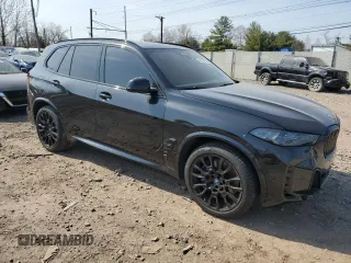 2024 BMW X5 xDrive50e z VIN 5UX43EU09R9U51760, wystawiony jako Copart lot #49055155 z przebiegiem 7199 mil mil oraz Szkody całkowita. Historia ofert i sprzedaży dostępna na DreamBid. Obrazek 4.