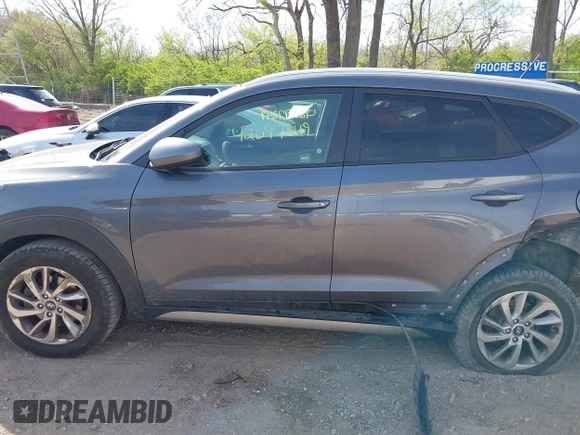 2017 Hyundai Tucson SE z VIN KM8J33A48HU253405, wystawiony jako IAAI lot #42097849 z przebiegiem 129 397 mil mil oraz . Historia ofert i sprzedaży dostępna na DreamBid. Obrazek 14.