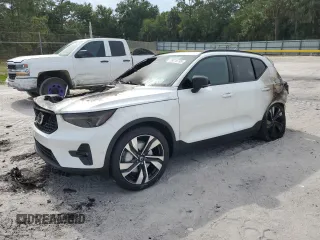 2025 Volvo XC40 Plus Dark Theme z VIN YV4L12UC9S2604399, wystawiony jako Copart lot #59016795 z przebiegiem Nie podano mil oraz Nie do naprawy • Non repairable. Historia ofert i sprzedaży dostępna na DreamBid. Obrazek 1.