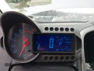 2014 Chevrolet Sonic LS z VIN 1G1JA5SG4E4144989, wystawiony jako IAAI lot #41638629 z przebiegiem 52 440 mil mil oraz . Historia ofert i sprzedaży dostępna na DreamBid. Obrazek 7.