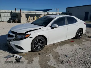 2020 Toyota Camry SE z VIN 4T1G11AK7LU985634, wystawiony jako Copart lot #44542155 z przebiegiem 54 494 mil mil oraz Nie do naprawy • Non repairable. Historia ofert i sprzedaży dostępna na DreamBid. Obrazek 1.