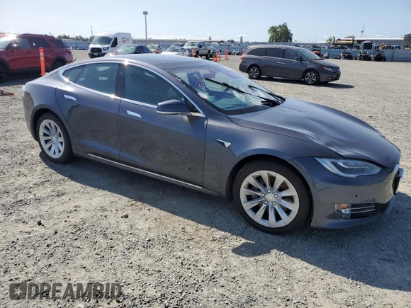 2018 Tesla Model S 75D z VIN 5YJSA1E23JF263642, wystawiony jako Copart lot #50647665 z przebiegiem 71 416 mil mil oraz Szkoda całkowita • Salvage title. Historia ofert i sprzedaży dostępna na DreamBid. Obrazek 4.