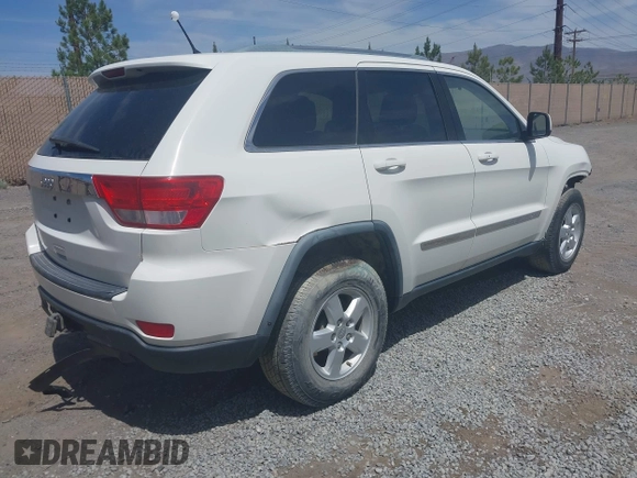 2011 Jeep Grand Cherokee Laredo z VIN 1J4RR4GG7BC555983, wystawiony jako IAAI lot #42361563 z przebiegiem 50 153 mil mil oraz . Historia ofert i sprzedaży dostępna na DreamBid. Obrazek 4.