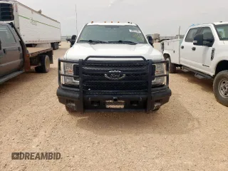 2018 Ford F-350 XL z VIN 1FT8W3BT3JEC94976, wystawiony jako Copart lot #57109615 z przebiegiem 149 143 mil mil oraz Czysty tytuł • Clean title. Historia ofert i sprzedaży dostępna na DreamBid. Obrazek 5.