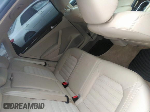 2014 Volkswagen Passat SEL Premium z VIN 1VWCN7A32EC061384, wystawiony jako IAAI lot #42210170 z przebiegiem 152 836 mil mil oraz . Historia ofert i sprzedaży dostępna na DreamBid. Obrazek 8.